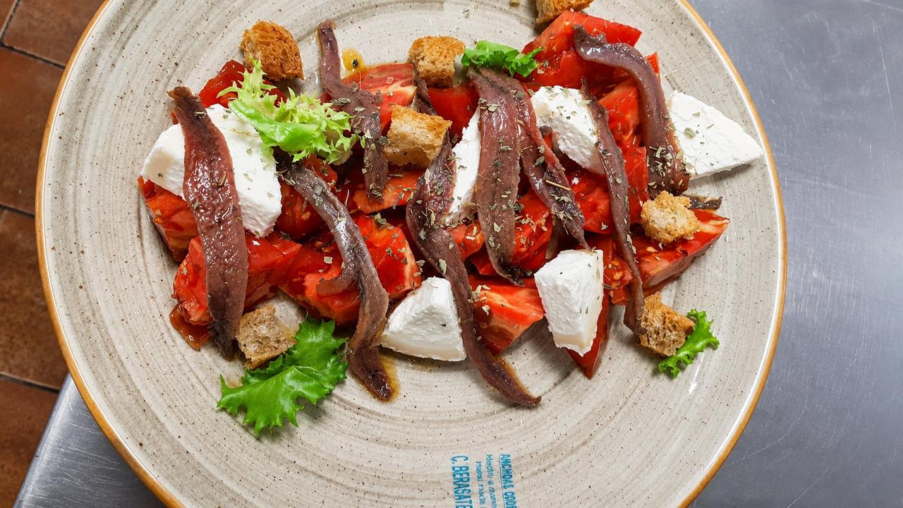 Tomate con queso de cabra y anchoas