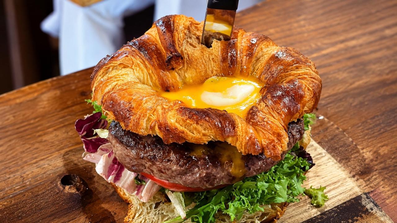 Hamburguesa con pan de croissant